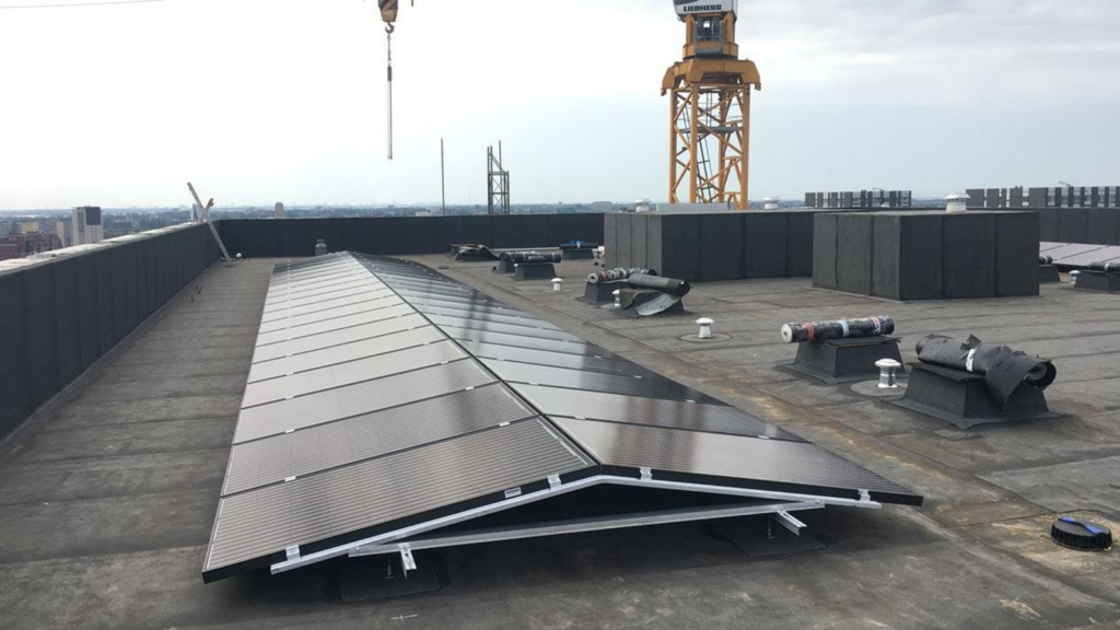 zonnepanelen op het dak van een flat